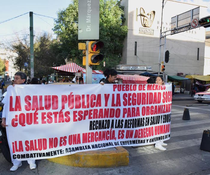 Mejoras laborales y evitar la privatización del sector, salud exigieron los enfermeros en su día. Foto: Valentina López, SinEmbargo