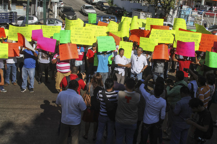 "Todos pagamos derecho de piso, no sabemos porque está pasando esto", recriminaron los manifestantes. Foto: Cuartoscuro