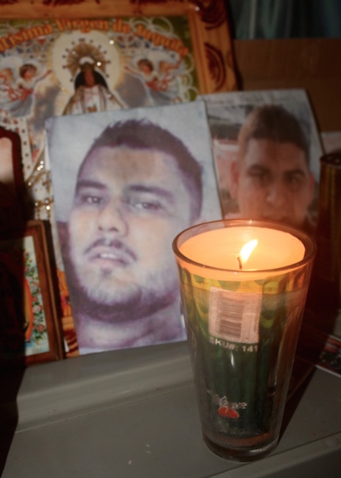 El altar de Doña Dionisia con las fotografías de los cinco jóvenes desparecidos, entre ellos su hijo Mario. Foto: Blog Expediente.