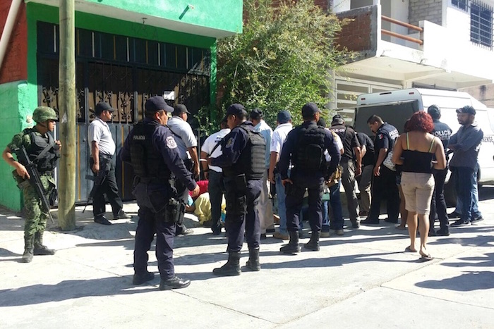 El lugar del asesinado de hombres en Acapulco es custodiado por elementos policiacos y militares. Suman 17 los muertos en lo que va del año en este destino turístico. Foto: El Sur