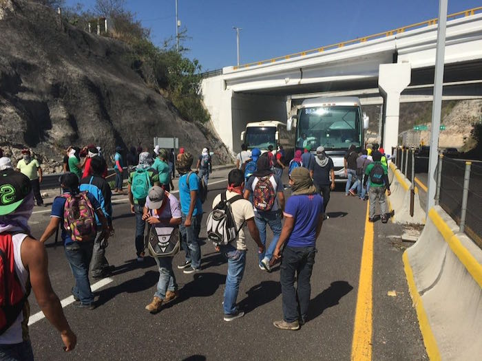 Normalistas tomaron al menos dos autobuses en Chilpancingo. Foto: El Sur