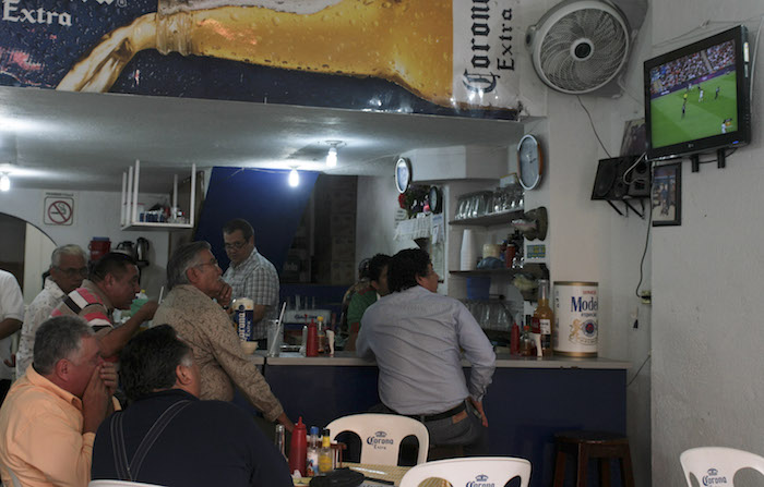 El futbol es seguido por televisión en todos los rincones del país, de ahí su importancia para las televisoras. Foto: Cuartoscuro