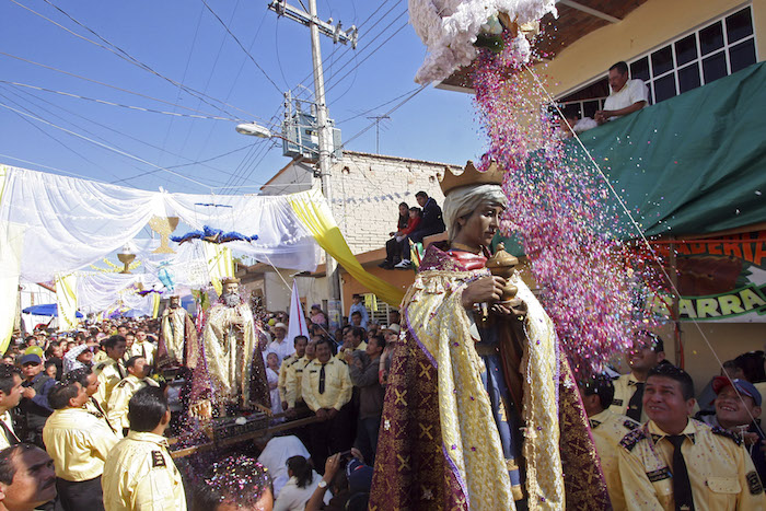 Las figuras bíblicas son acompañadas de música hasta su regreso al templo en donde se celebra la misa. Foto: Cuartoscuro