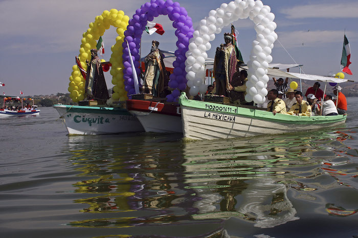 Los Reyes también viajan en tres lanchas en la laguna de Cajititlan para llevarlos a bendecir el vaso lacustre. Foto: Cuartoscuro