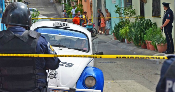 Un chofer de taxi fue asesinado con un arma de fuego en la calle Acapulco de la colonia Cuauhtémoc, . Foto: El Sur