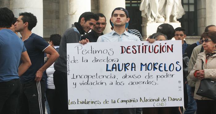 68 bailarines se manifestaron afuera de Bellas Artes para exigir mejores condiciones laborales. Foto: SinEmbargo/Valentina López