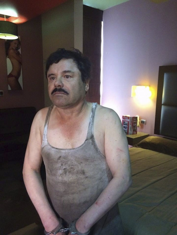 Una de las primera imágenes que circuló de "El Chapo", luego de su captura en Los Mochis, Sinaloa. Foto: Cuartoscuro