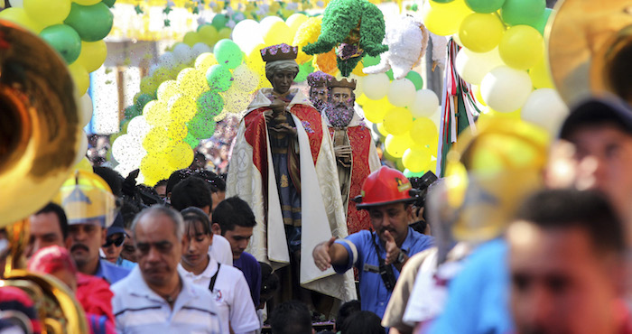 Miles de feligreses participan en el recorrido de Melchor, Gaspar y Baltazar por los alrededores del pueblo. Foto: Cuartoscuro