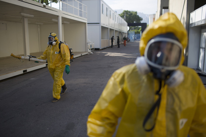 Trabajadores sanitarios rocían insecticida en la lucha contra el mosquito causante de zika en el sambódromo de Río de janeiro el 26 de enero del 2016. Foto: AP.