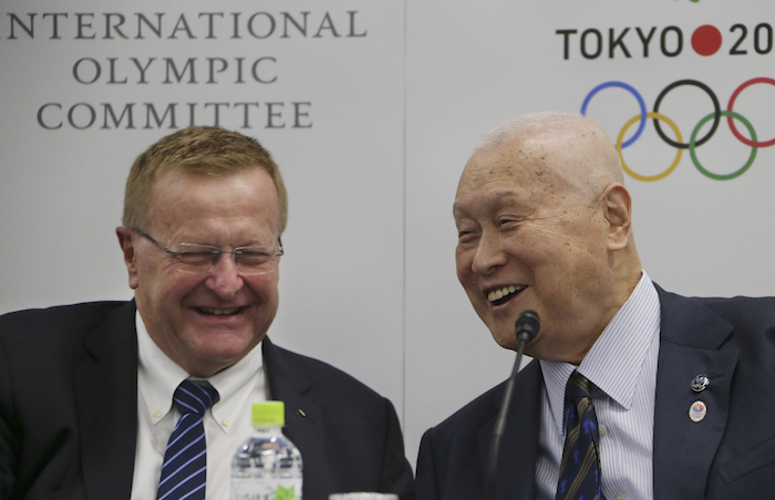 El vicepresidente del COI, John Coates (izquierda) y el presidente del comité organizador de los Juegos Olímpicos de 2020 en Tokio, Yoshiro Mori, en una conferencia de prensa el viernes, 22 de enero. Foto: AP.