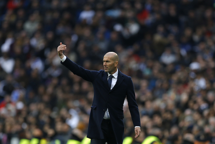 El técnico del Real Madrid Zinedine Zidane da instrucciones durante el partido contra el Sporting Gijón.Foto: AP, Francisco Seco.