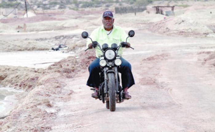 Ellos hacen un milagro todos los días. A diferencia de los de la costa, ellos exprimen la sal del desierto, donde hace miles de años había mar. Lo hacen a pico y pala bajo el sol por sólo 150 pesos por tonelada. Foto: Vanguardia