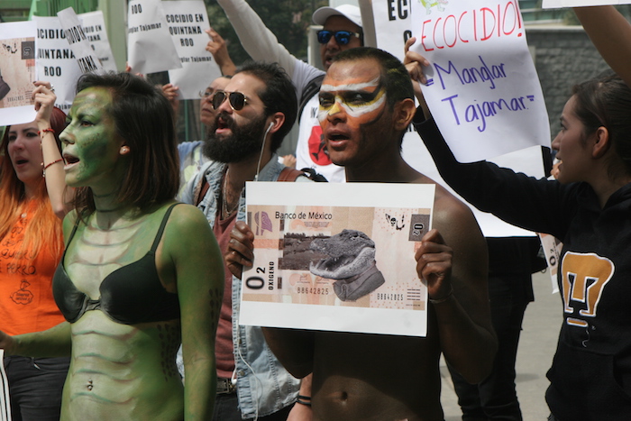 "Semarnat entiende, la vida no se vende", "Borge, ecocida, ya no mates a la vida", algunas de las consignas que se escucharon en Semarnat. Foto: Valentina López, SinEmbargo.