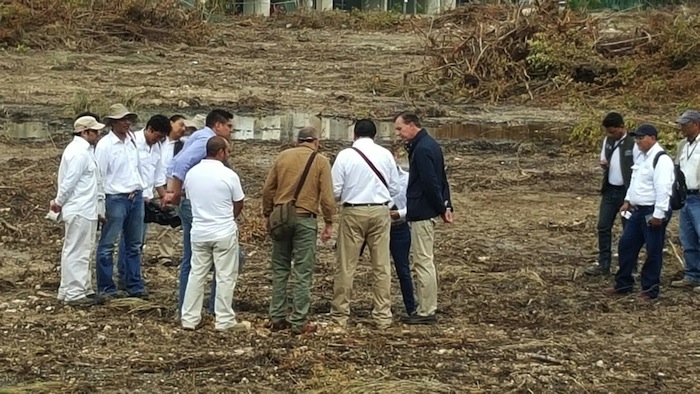 Activistas acusan que los servidores públicos se limitaron a informar que "iban de visita" y a tomar fotografías y videos. Foto: Especial.