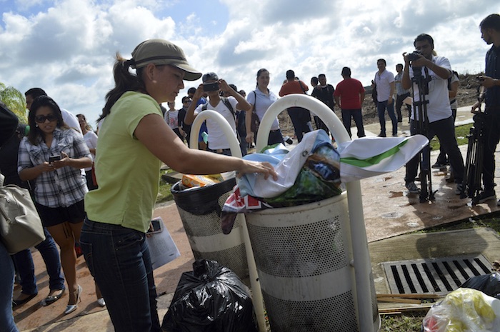 Ambientalistas retiraron las mantas, las colocaron en la basura y reclamaron al PVEM porqué hasta ahora se realizaba esa acción. Foto: Cuartoscuro