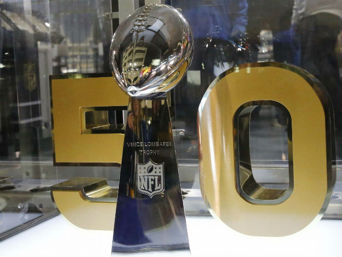 El trofeo Vince Lombardi aguarda al ganador del Super Bowl 50. Foto: AP