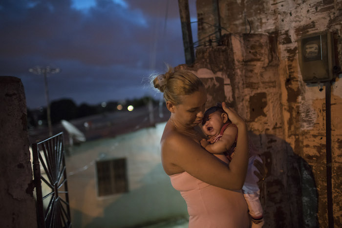 En algunos países a las mujeres se les ha recomendado no embarazarse en dos años ante los riesgos que conlleva el zika. Foto: AP