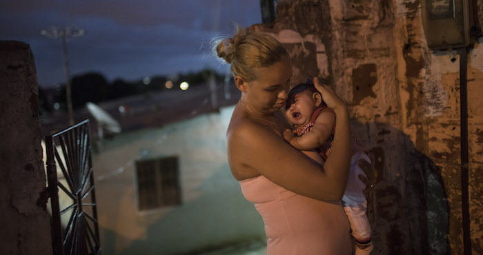 Gleyse Kelly da Silva, de 27 años, sostiene en sus brazos a su bebita María Giovanna, quien nació con microcefalia, frente a su casa en Recife, Brasil, el 27 de enero del 2016. Las autoridades brasileñas dicen que hay un gran aumento en la cantidad de casos de microcefalia en el país y que creen que puede responder al virus del zika, que irrumpió en Brasil el año pasado. Foto: AP