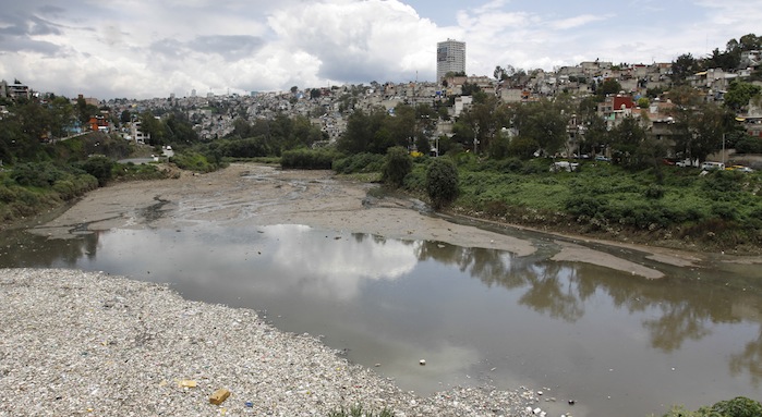 Presa Mixcoac en la delegación Álvaro Obregón en donde corre el río Mixcoac llevando consigo aguas residuales y basura. Foto: Cuartoscuro.