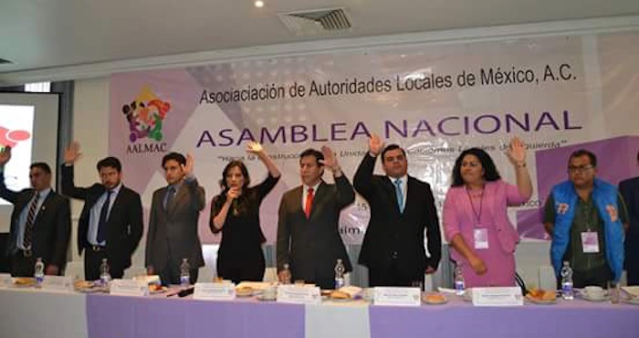 La asociación, que aglutina a los ediles de izquierda en el país, reveló que al menos 100 alcaldes y más de mil funcionarios municipales han sido víctimas de atentados por parte del crimen organizado en la última década, por lo que urgieron la acción de gobierno para frenar esta “ola de violencia”. Foto: Facebook Aalmac Asociación de Autoridades Locales de México