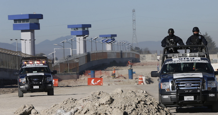 Fotografía del 9 de enero de 2016 de agentes federales que custodian el penal de máxima seguridad del Altiplano, en el municipio de Almoloya de Juárez, en el Estado de México, donde se encuentra recluido "El Chapo". Foto: EFE