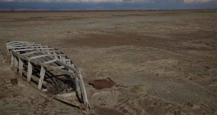 Restos de un bote abandonado en el ahora seco lago Poopó, en las afueras de Untavi, Bolivia. Foto: AP