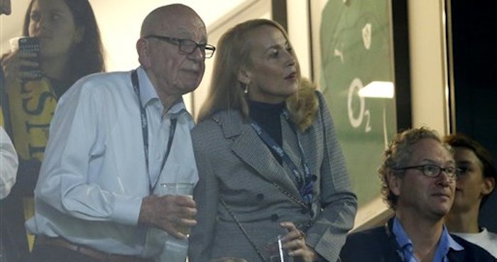 el magnate de los medios Rupert Murdoch junto a la modelo Jerry Hall durante la final del Mundial de Rugby entre Nueva Zelanda y Australia. Foto: AP