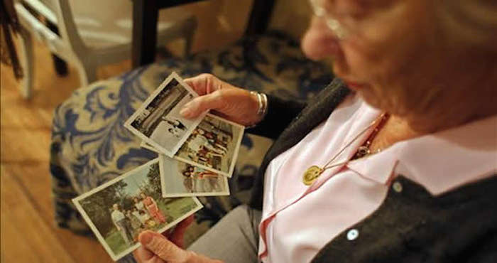 Eva Schloss muestra las fotografías con su padrastro, Otto Frank, padre de la célebre niña que publicó sus memorias del Holocausto. Foto: EFE/Archivo