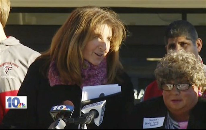 Sue Stenhouse, izquierda, directora ejecutiva de un centro para ancianos en Cranston, Rhode Island, habla junto a un hombre disfrazado de anciana. Foto: AP