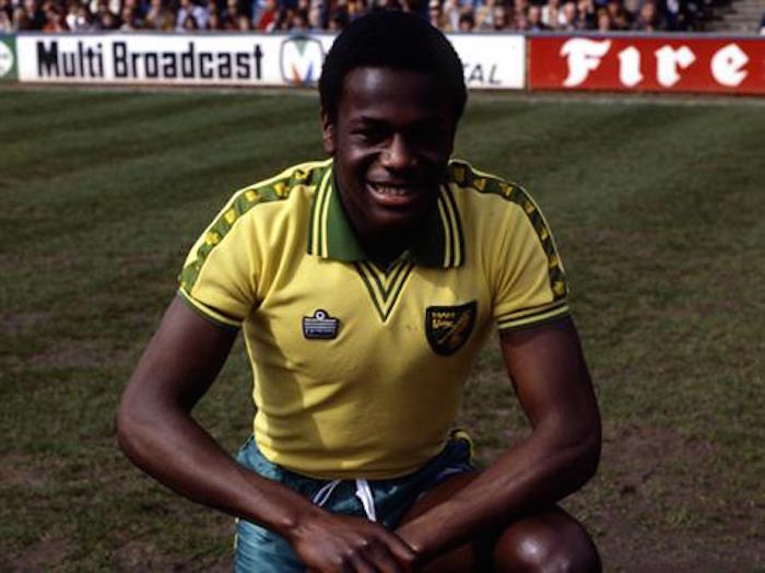Justin Fashanu vivió en carne propia un ambiente en el que la intolerancia es ley. Foto: canaries.co.uk