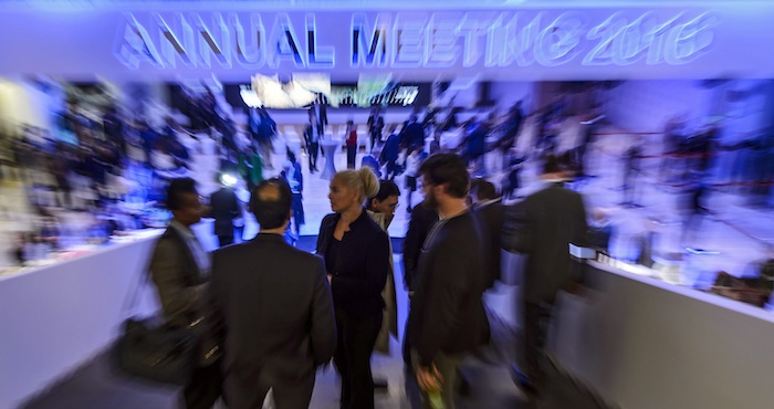 Vista general de un grupo de personas durante la 46ª edición del Foro Económico Mundial en la localidad alpina de Davos (Suiza) Foto: EFE.