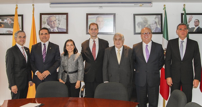 Graco Ramírez, gobernador del estado de Morelos, a su salida de la conferencia de prensa en la que estuvo acompañado de algunos gobernadores para hablar sobre la violencia que se ha vivido los últimos días en Morelos y el asesinato de Gisela Mota Ocampo, presidenta municipal de Temixco. Foto: Cuartoscuro