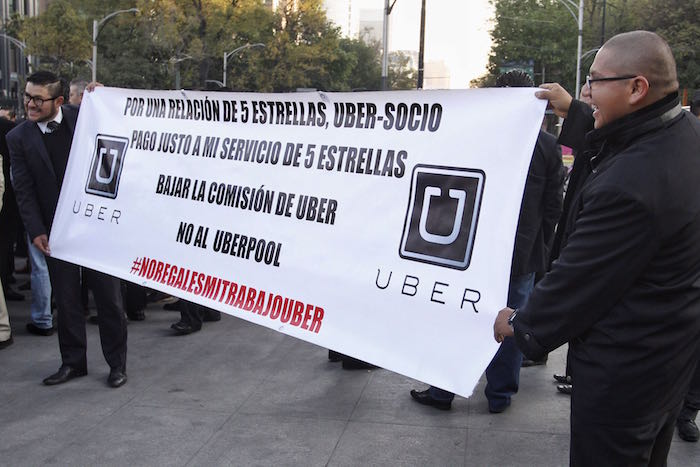 Choferes y socios de Uber se manifestaron en la Estela de Luz en contra de los ajustes de tarifa que ha realizado la empresa de transporte Foto: Cuartoscuro