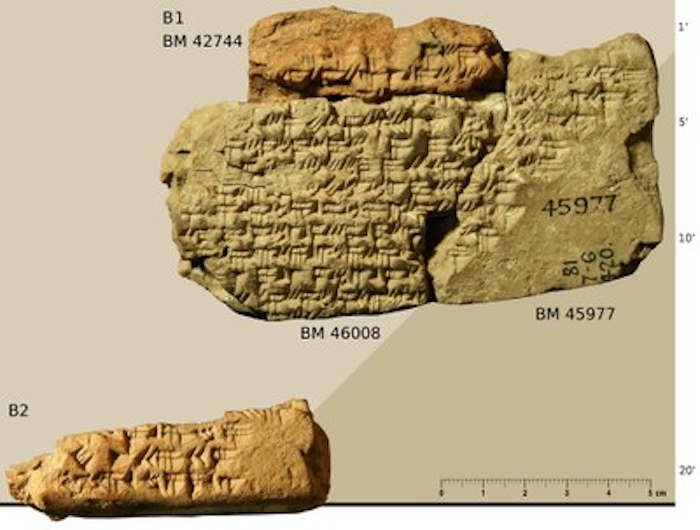 Fragmentos de una tablilla cuneiforme con una mesa de matemática. Los números están alineados en el margen izquierdo; su longitud disminuye desde arriba hacia abajo. El número de salida que tiene 30 puntos, el número más largo que pueda ser reconstruido en un texto antiguo hasta ahora. Corresponde a 9 altos 11 veces 12 Alto 39. Foto: Mathieu Ossendrijver / Patronato del Museo Británico