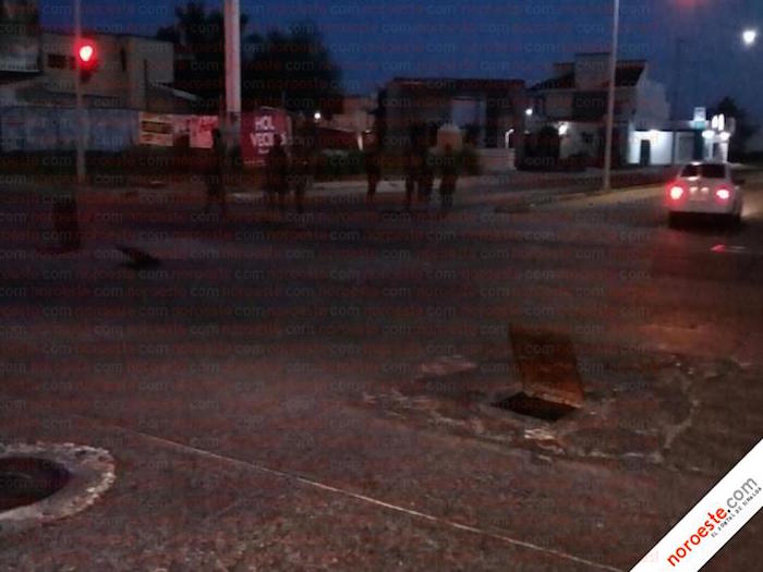 Las alcantarillas de Los Mochis son abiertas para buscar a los presuntos delincuentes Foto: Noroeste