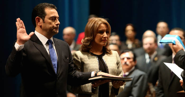 Jimmy Morales jura acompañado de su esposa Hilda Marroquín durante su ceremonia de investidura como Presidente de Guatemala. Foto: EFE