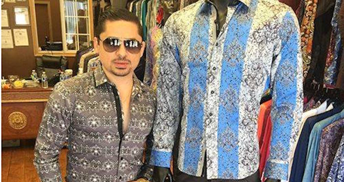 Larry Hernández subió a las redes sociales fotografías y un vídeo en las que se le ve posando junto a la famosa camisa de "El Chapo". Foto: Facebook Larry Hernández