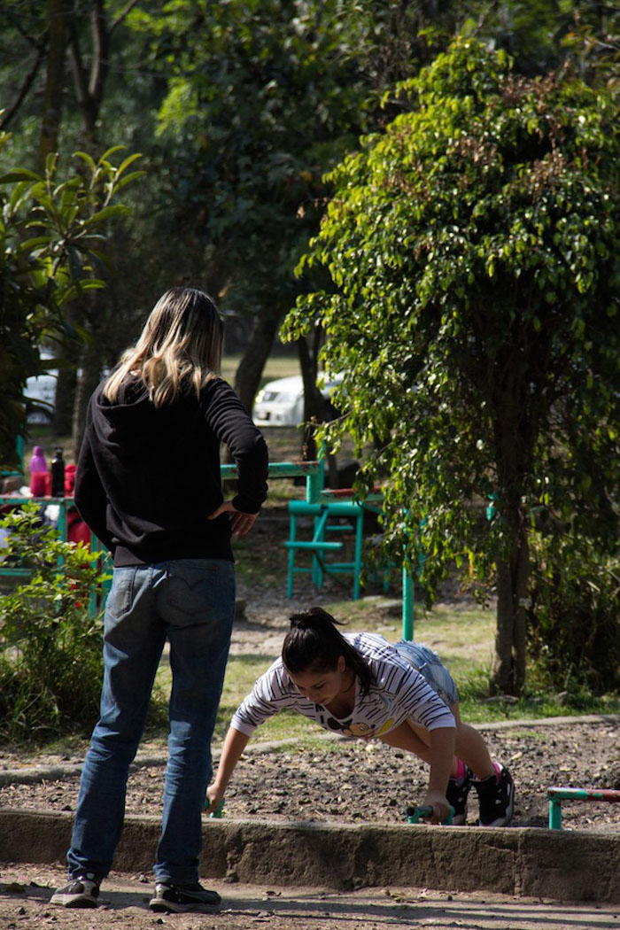 Kat Vadlovo ayudando a una de sus compañeras. Foto: Luis Trejo