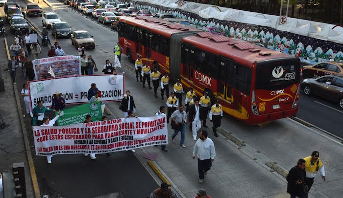 Los enfermeros avanzaron sobre la avenida Cuauhtémoc. Foto: Valentina López, SinEmbargo