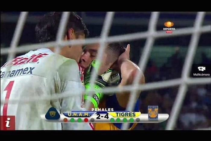 Imágenes como la de la reciente final de la Liga Mx dieron pie a burlas y comentarios ofensivos de parte de un amplio sector de la afición mexicana. Foto: Televisa Deportes