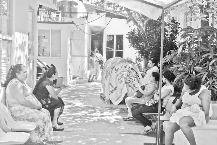 Para atender a 25 mil habitantes sólo hay un hospital básico comunitario, el General Regional de Atoyac, que que tiene más de 53 años de servicio y carece de espacio suficiente para la atención de pacientes. Foto: El Sur