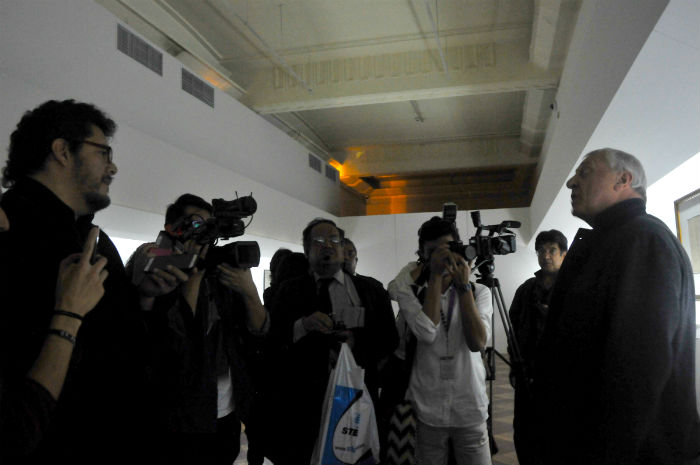 Peter Greenaway se encuentra con la prensa en el Palacio de Bellas Artes. Foto: Especial