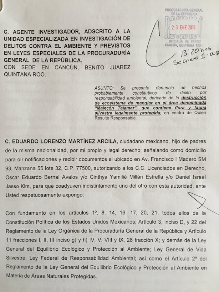 Eduardo Martínez Arcila, presidente del Comité Directivo del PAN en Quintana Roo, en compañía de la Diputada Federal Patricia Sanchez Carrillo y los abogados Oscar E. Bernal y Daniel Jasso Kim, acudieron a las instalaciones de la Delegación de la PGR en Cancún para entregar la denuncia de hechos derivada de "la destrucción de ecosistema de manglar" en el sitio que contiene flora y fauna silvestre legalmente protegida. Foto: Twitter @edumarci