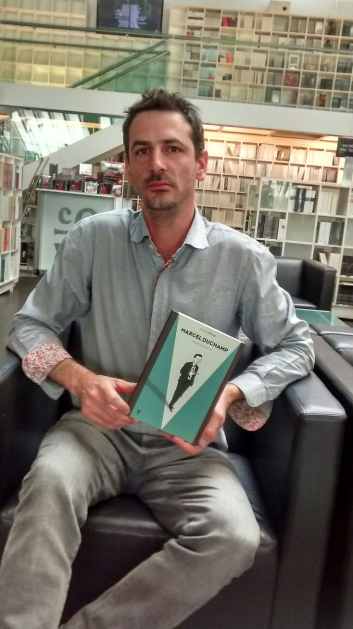 François Olislaeger presenta a “ese personaje casi de cómic” en la muestra Marcel Duchamp. Un juego entre mí y yo. Foto: Especial