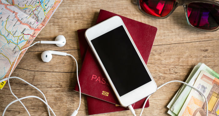 Los turistas jóvenes no se despegan de su celular. Foto: Shutterstock