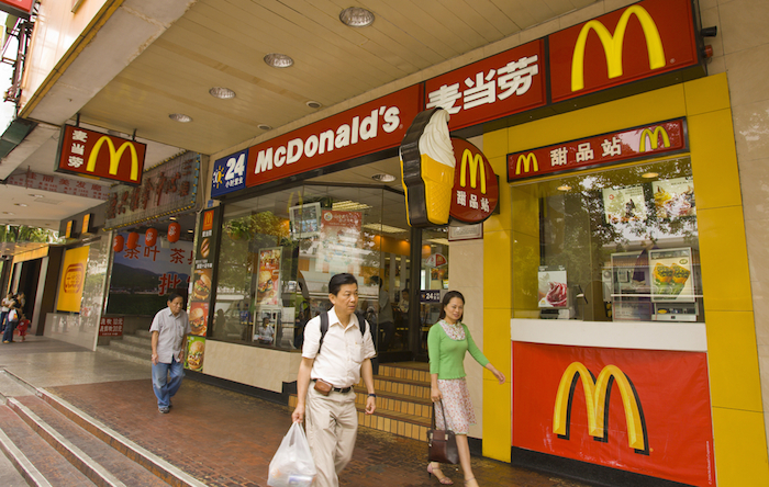 A veces un McDonald's 24 horas es todo lo que se necesita, o al menos eso te hacen creer. Foto: Shutterstock