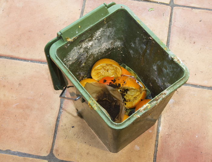 Aunque parezca obcio que el contenedor tiene que limpiarse, muchas personas lo olvidan. Foto: Shutterstock