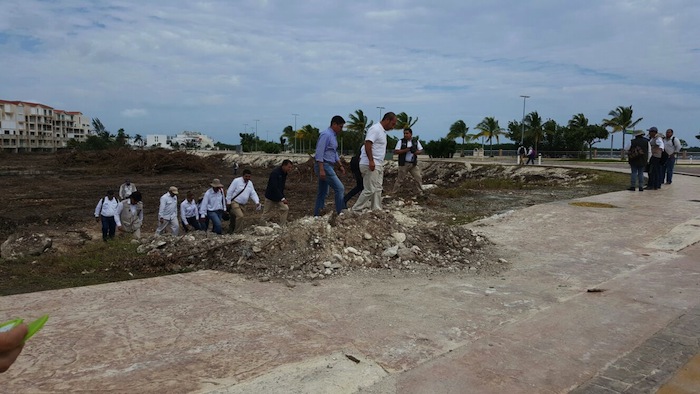Entre los funcionarios que visitraon hoy el Manglar Tajamar, se encuentra Guillermo Haro, titular de la dependencia. Foto: Especial.