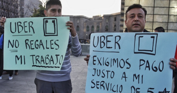 Choferes y socios de UBER se manifestaron en la Estela de Luz en contra de los ajustes de tarifa. Foto: Cuartoscuro.