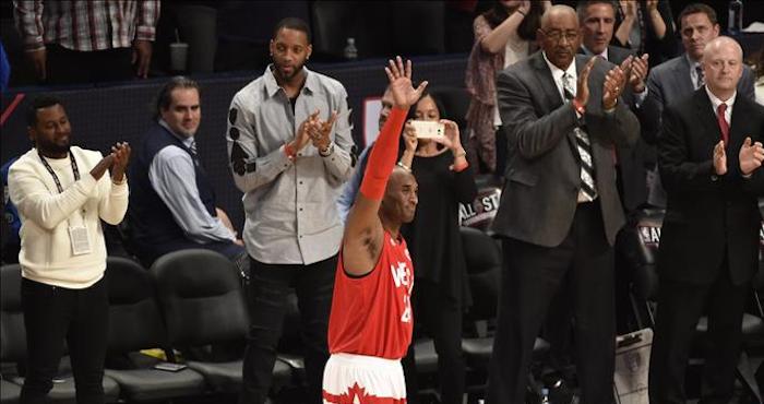 El jugador de los Angeles Lakers y del equipo de la Conferencia Oeste, Kobe Bryant se despide en el Partido de las Estrellas. Foto: EFE